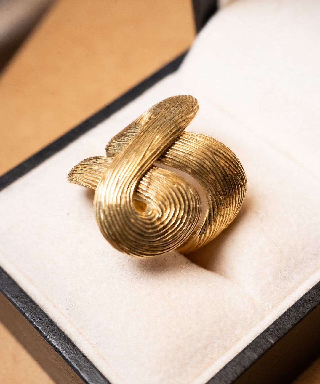 Anel Hstern Celtic Dunes de ouro amarelo. Medida 2.2cm. Aro 14. Peso 12.6g.