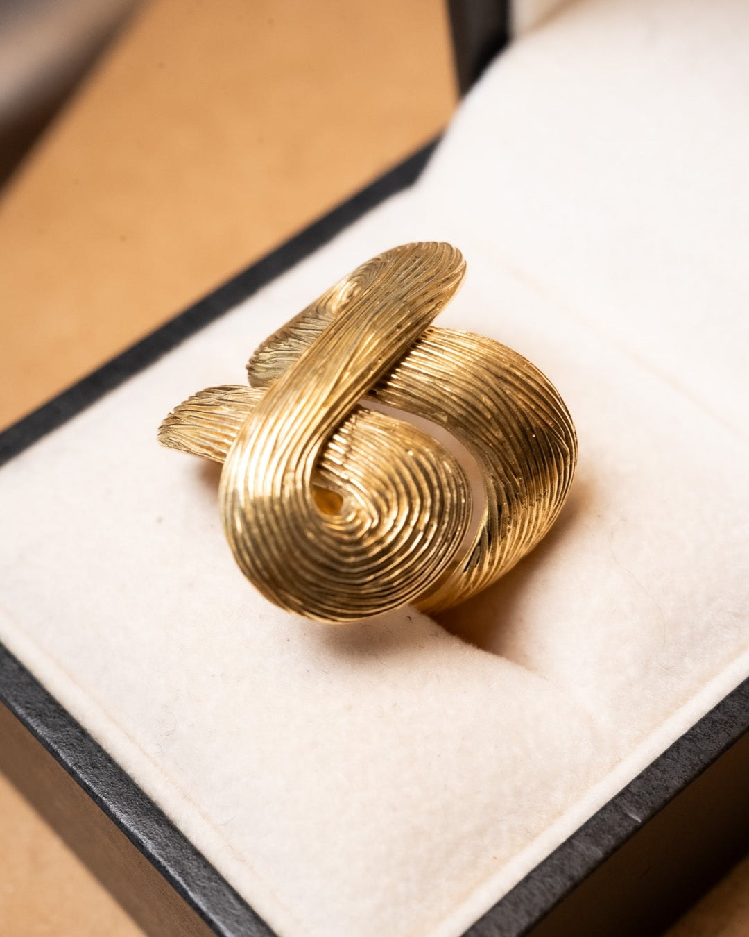 Anel Hstern Celtic Dunes de ouro amarelo. Medida 2.2cm. Aro 14. Peso 12.6g.