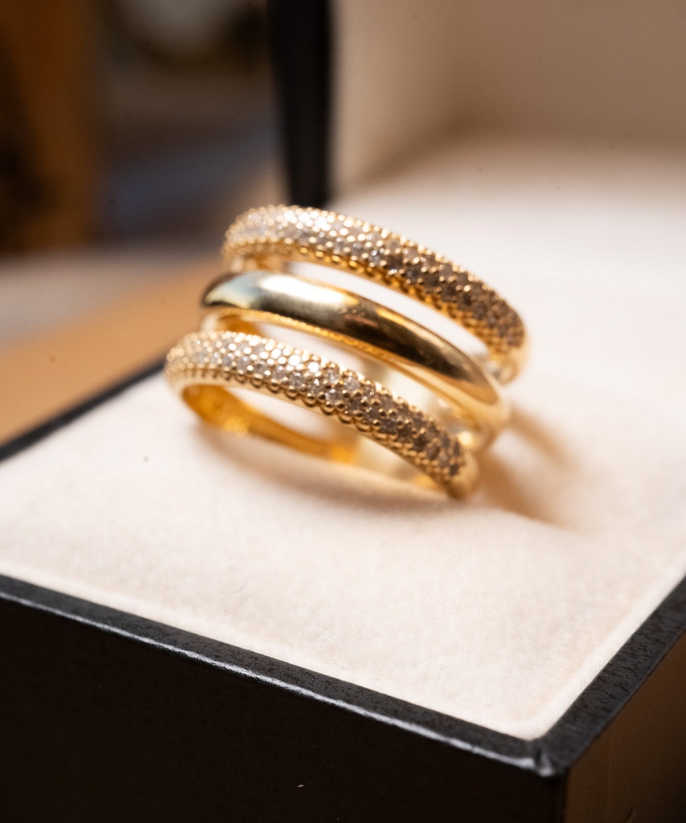 Anel Vivara Lumiere em ouro amarelo com diamantes. Largura 1.2cm. Aro 18. Peso 7.2g. Loja 18450k.