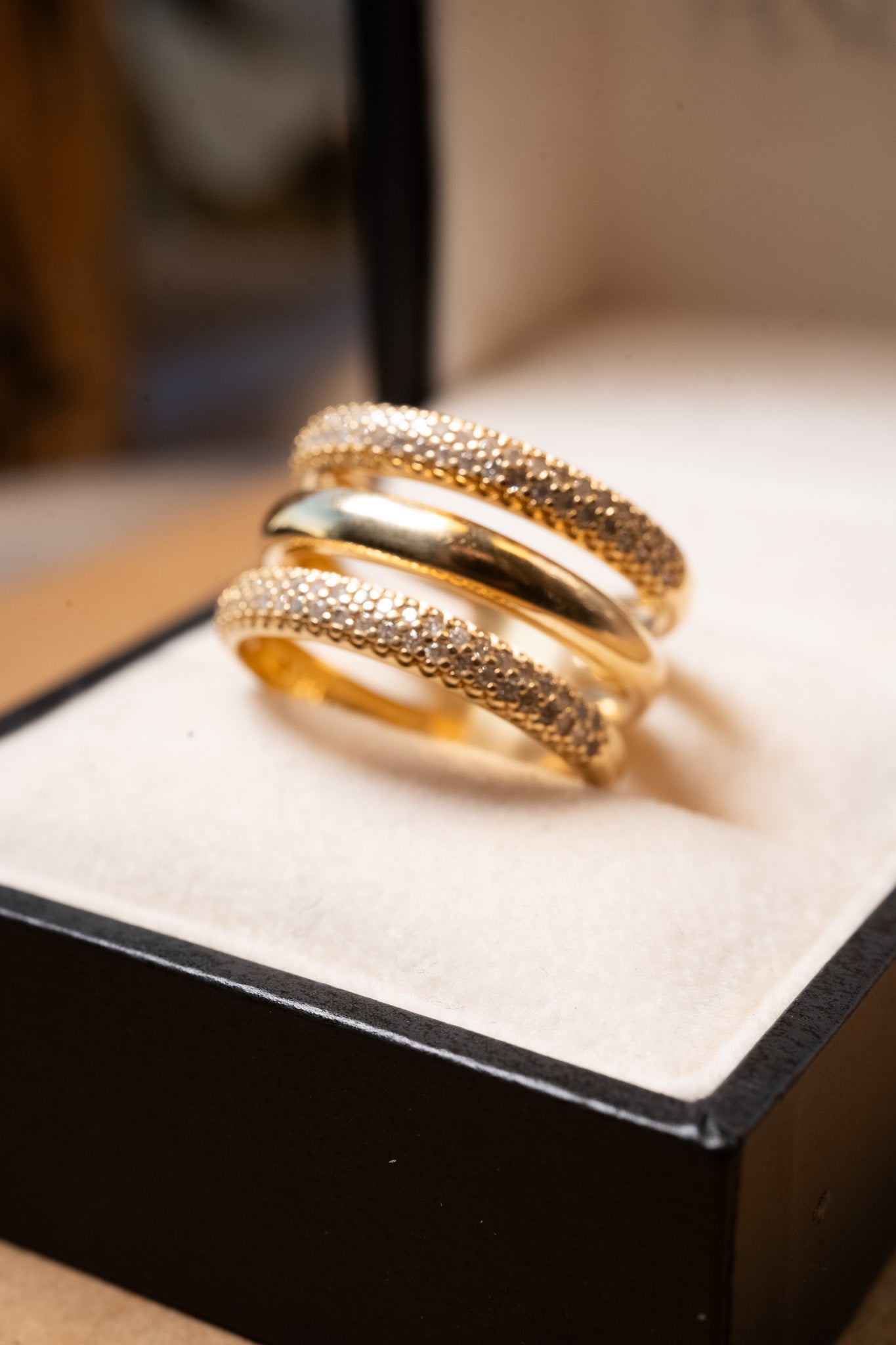 Anel Vivara Lumiere em ouro amarelo com diamantes. Largura 1.2cm. Aro 18. Peso 7.2g. Loja 18450k.