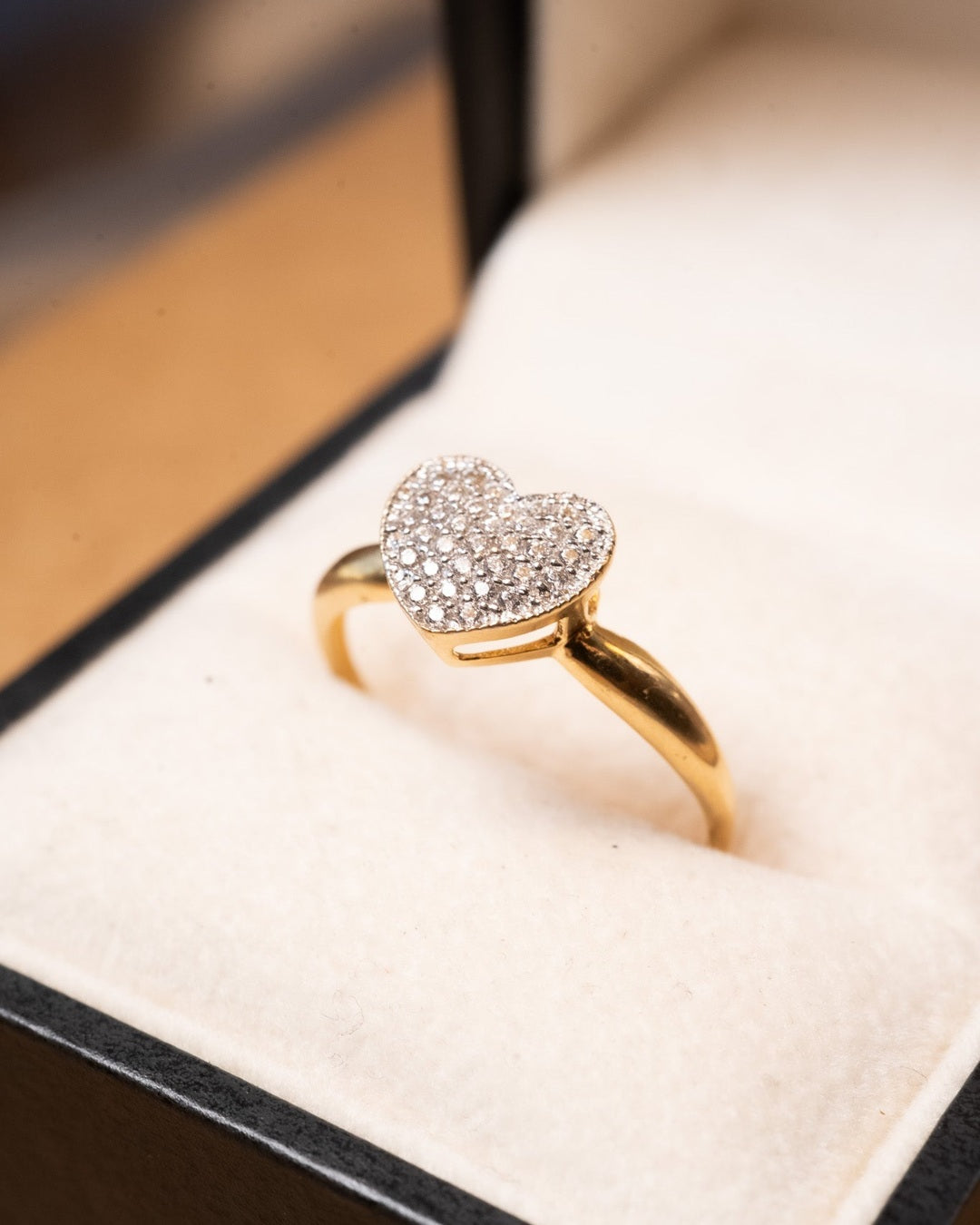 Anel de ouro amarelo com safiras em formato de coração. Aro 20.5. Peso 1.9g.