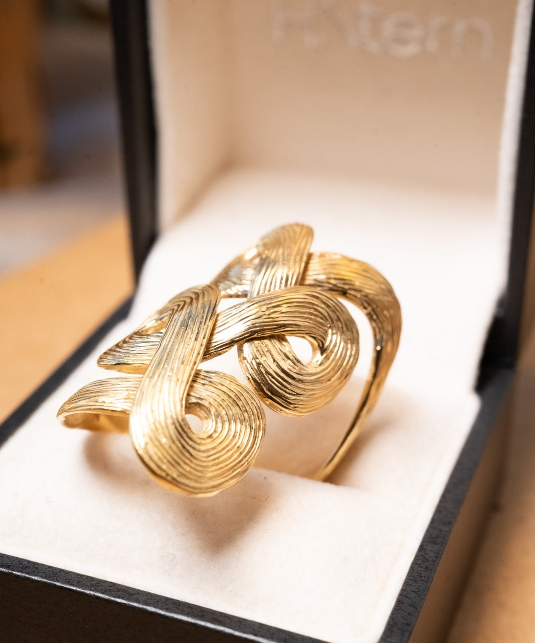 Anel Hstern Celtic Dunes em ouro amarelo. Disponível em dois tamanhos e pesos: aro 18 com 13.6g e aro 28 com 14.7g.