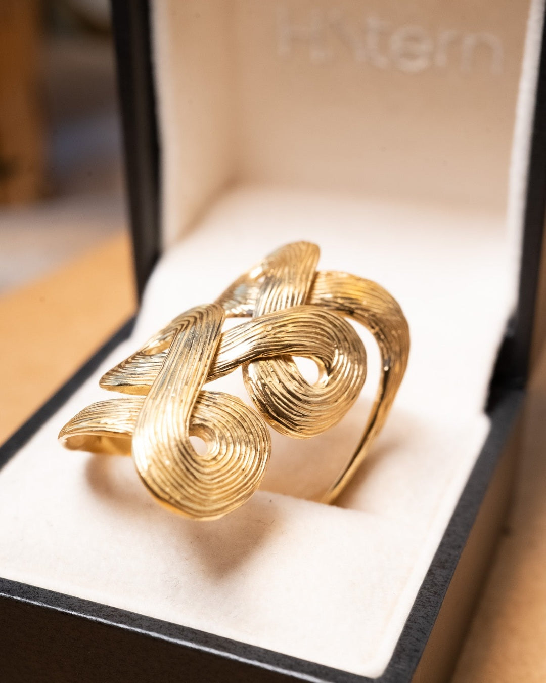 Anel Hstern Celtic Dunes em ouro amarelo. Disponível em dois tamanhos e pesos: aro 18 com 13.6g e aro 28 com 14.7g.