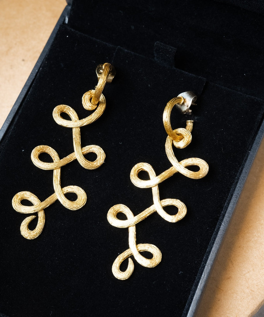Brinco Hstern Celtic Dunes em ouro amarelo com 7.0cm de comprimento e 2.5cm de largura pesando 19.3g.