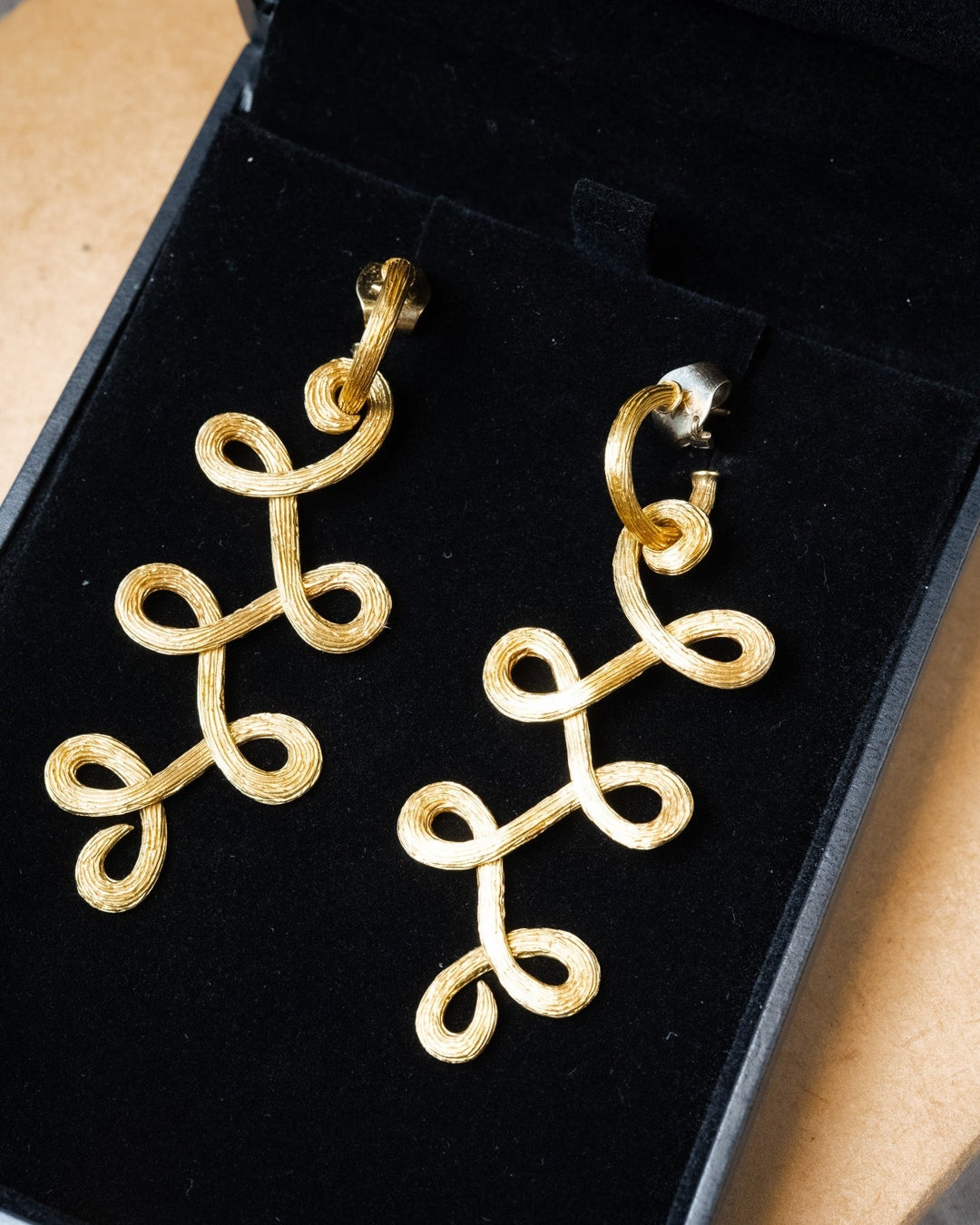 Brinco Hstern Celtic Dunes em ouro amarelo com 7.0cm de comprimento e 2.5cm de largura pesando 19.3g.