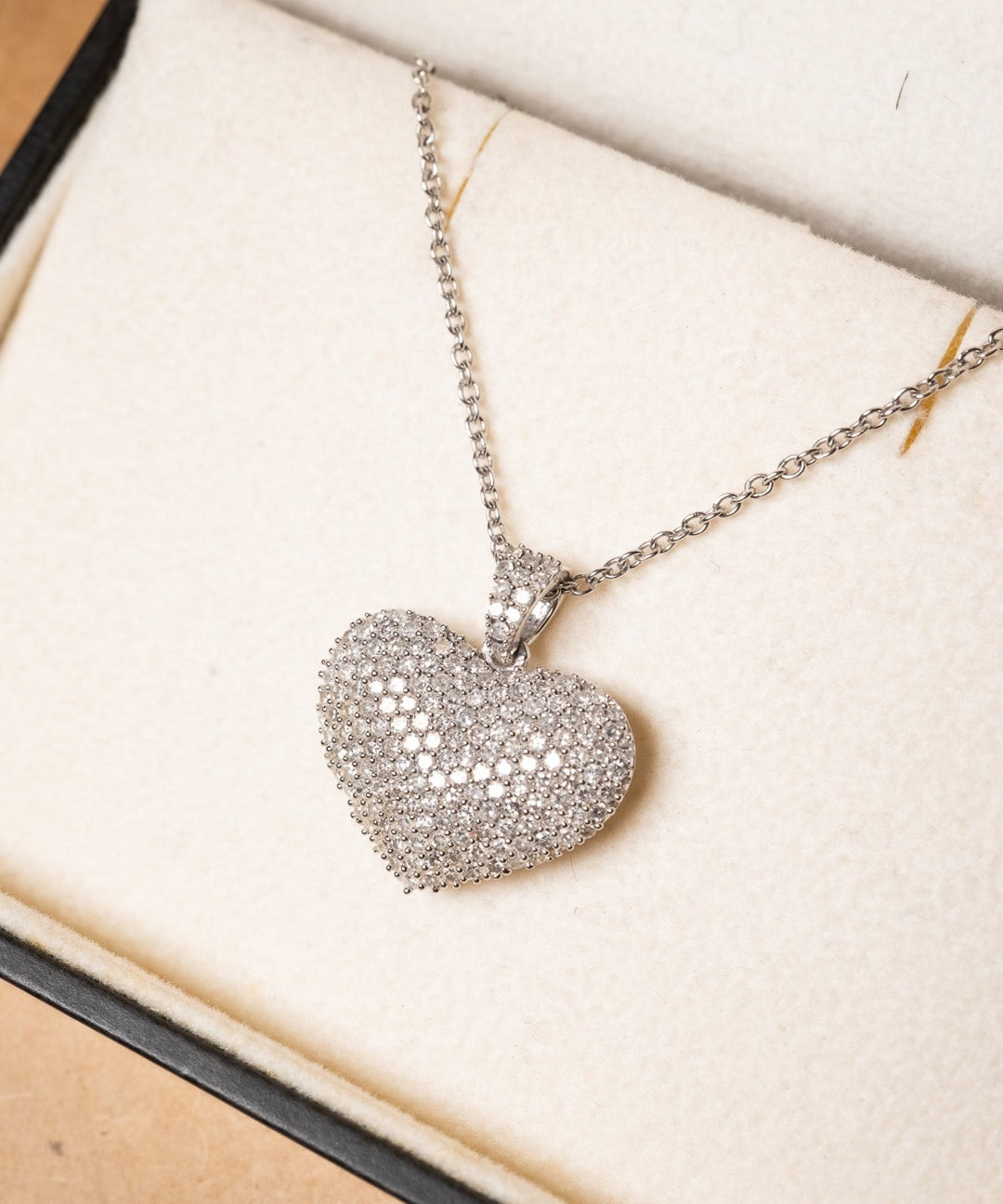 Pingente coração em ouro branco com diamantes. Peso 4.0g e dimensão 2.2 x 2.1cm.