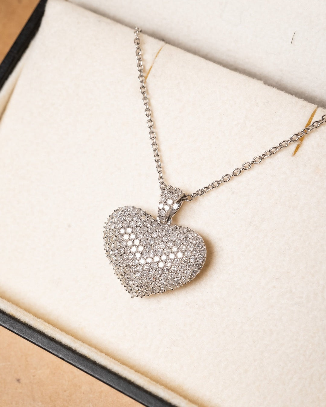 Pingente coração em ouro branco com diamantes. Peso 4.0g e dimensão 2.2 x 2.1cm.