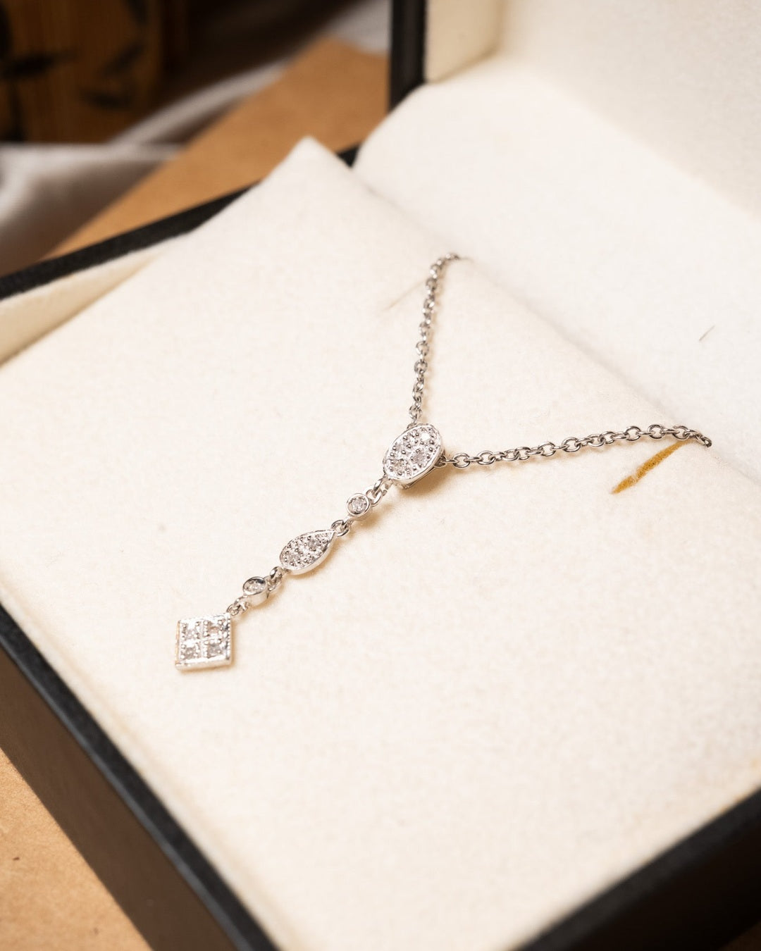 Pingente Vivara amor perfeito em ouro branco com diamantes. Medidas 3.1cm x 0.6cm. Peso 0.9g.