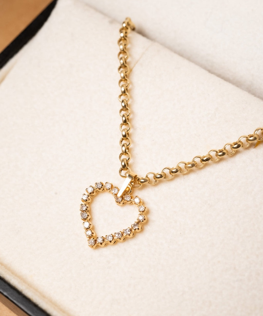 Pingente coração de diamantes em ouro amarelo. Mede 2.0cm x 1.4cm e pesa 1.1g.