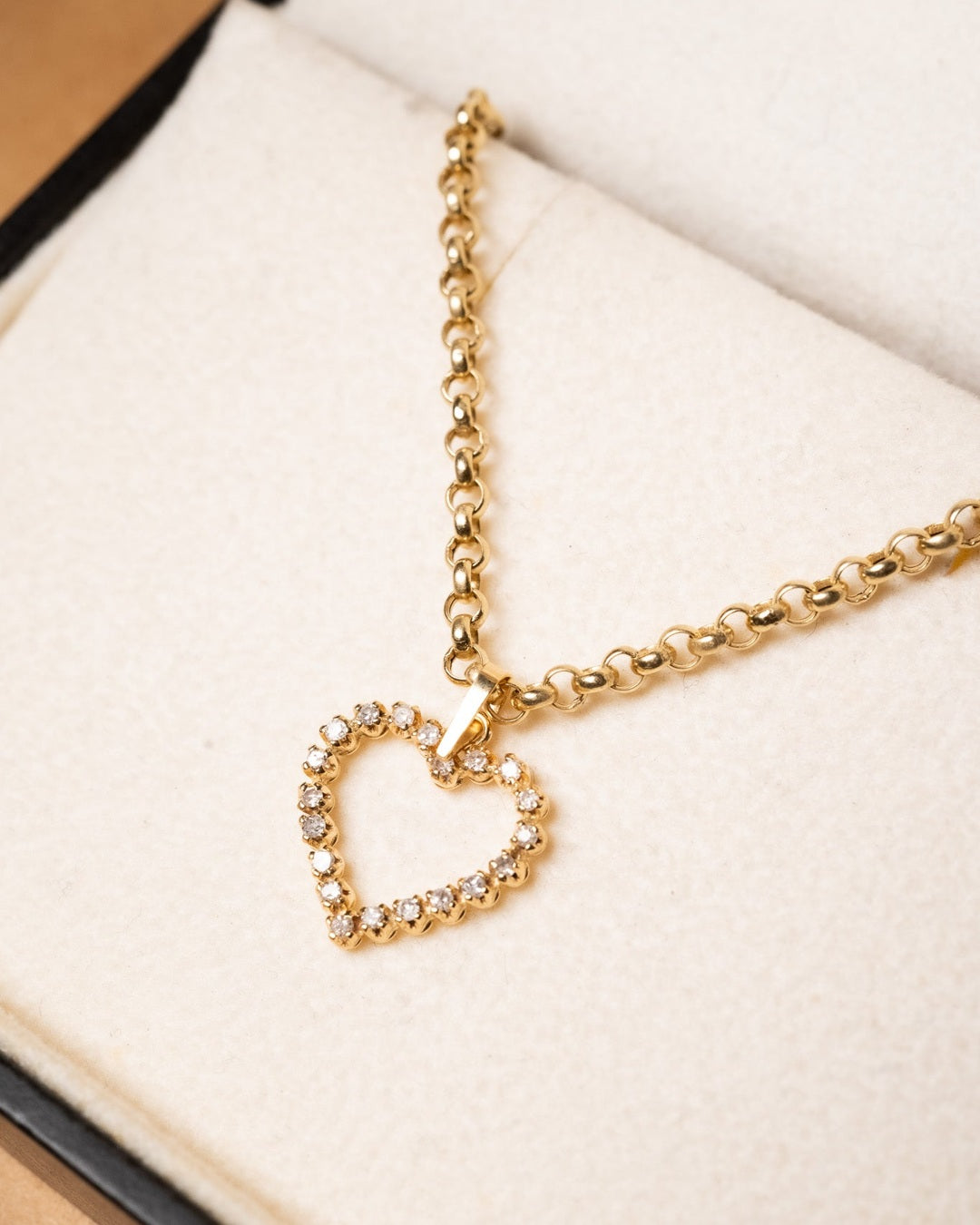 Pingente coração de diamantes em ouro amarelo. Mede 2.0cm x 1.4cm e pesa 1.1g.