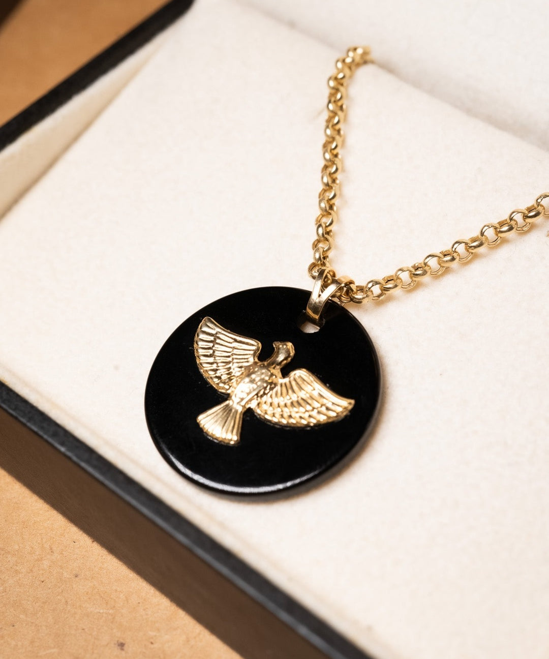 Pingente divino em ouro amarelo com onix. Medidas 2.9cm x 2.5cm. Peso 3.6g.