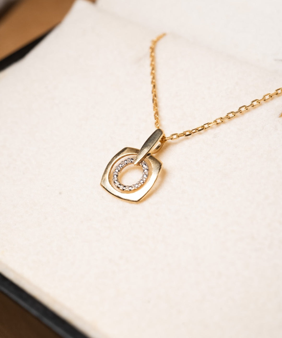 Pingente Vivara de ouro amarelo e branco com 1.4cm de comprimento e 1.0cm de largura. Peso 0.7g.