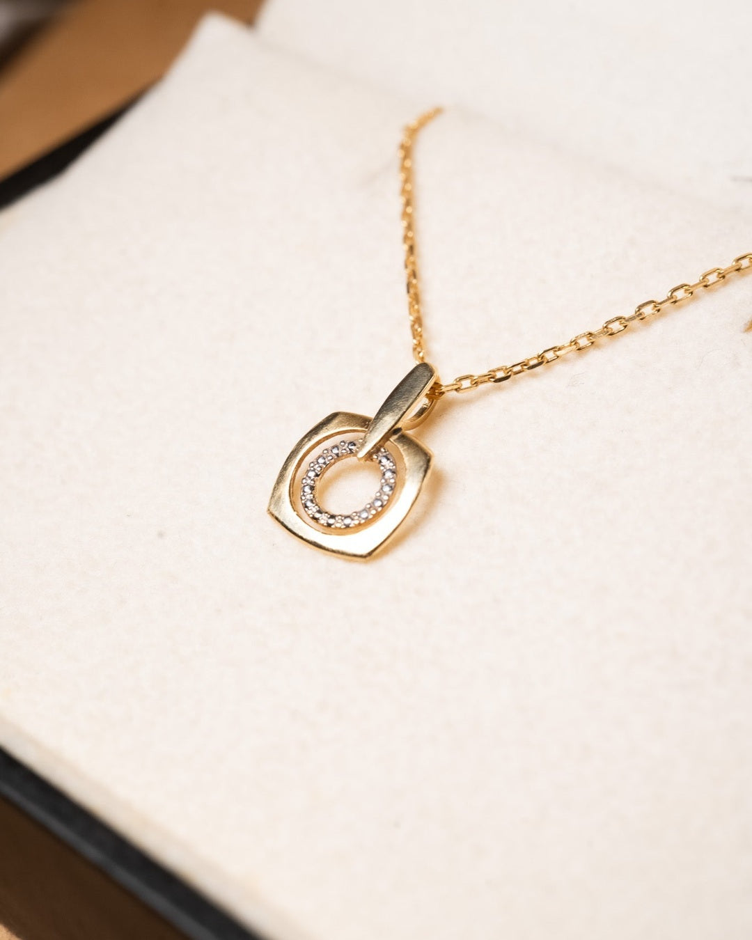 Pingente Vivara de ouro amarelo e branco com 1.4cm de comprimento e 1.0cm de largura. Peso 0.7g.