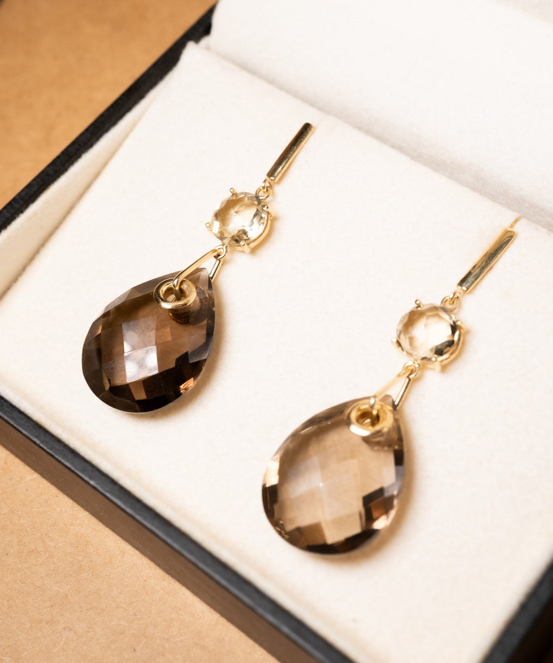 Brincos Vivara Confiance de 5.1cm x 1.6cm em ouro com quartzo fumê e citrinos pesando 10.7g.