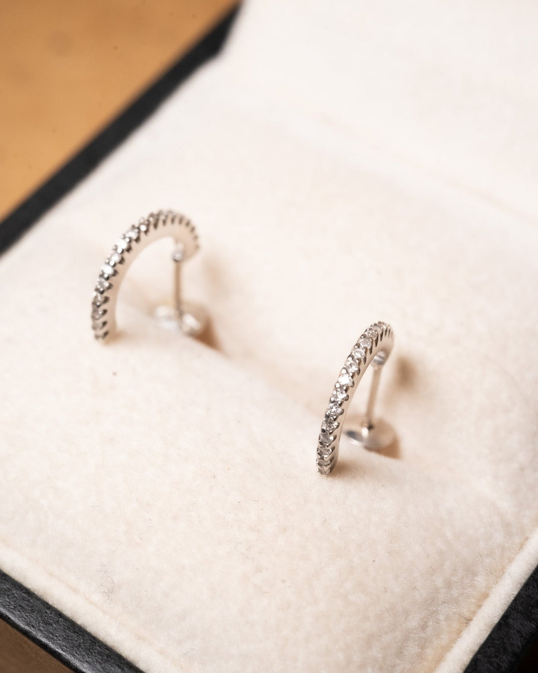 Brincos argolas baby em ouro branco com diamantes. Medem 1.1cm de comprimento e 0.1cm de largura. Peso 0.8g.