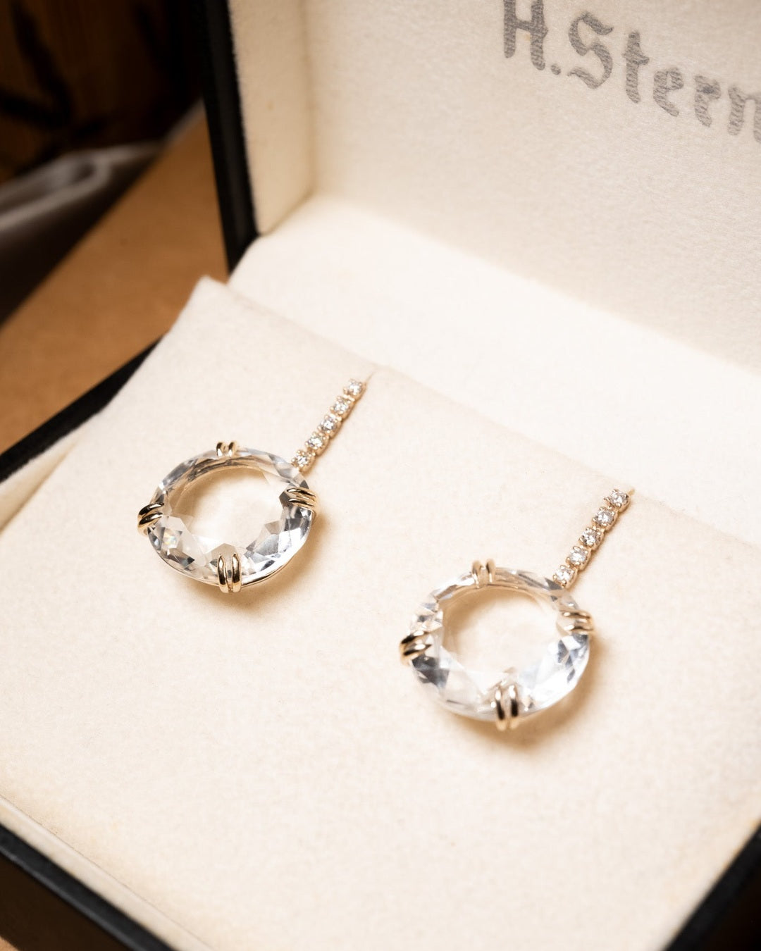 Brincos H.Stern em ouro nodre com diamantes e cristal de rocha. Medem 3.0cm x 1.7cm e pesam 9.0g.