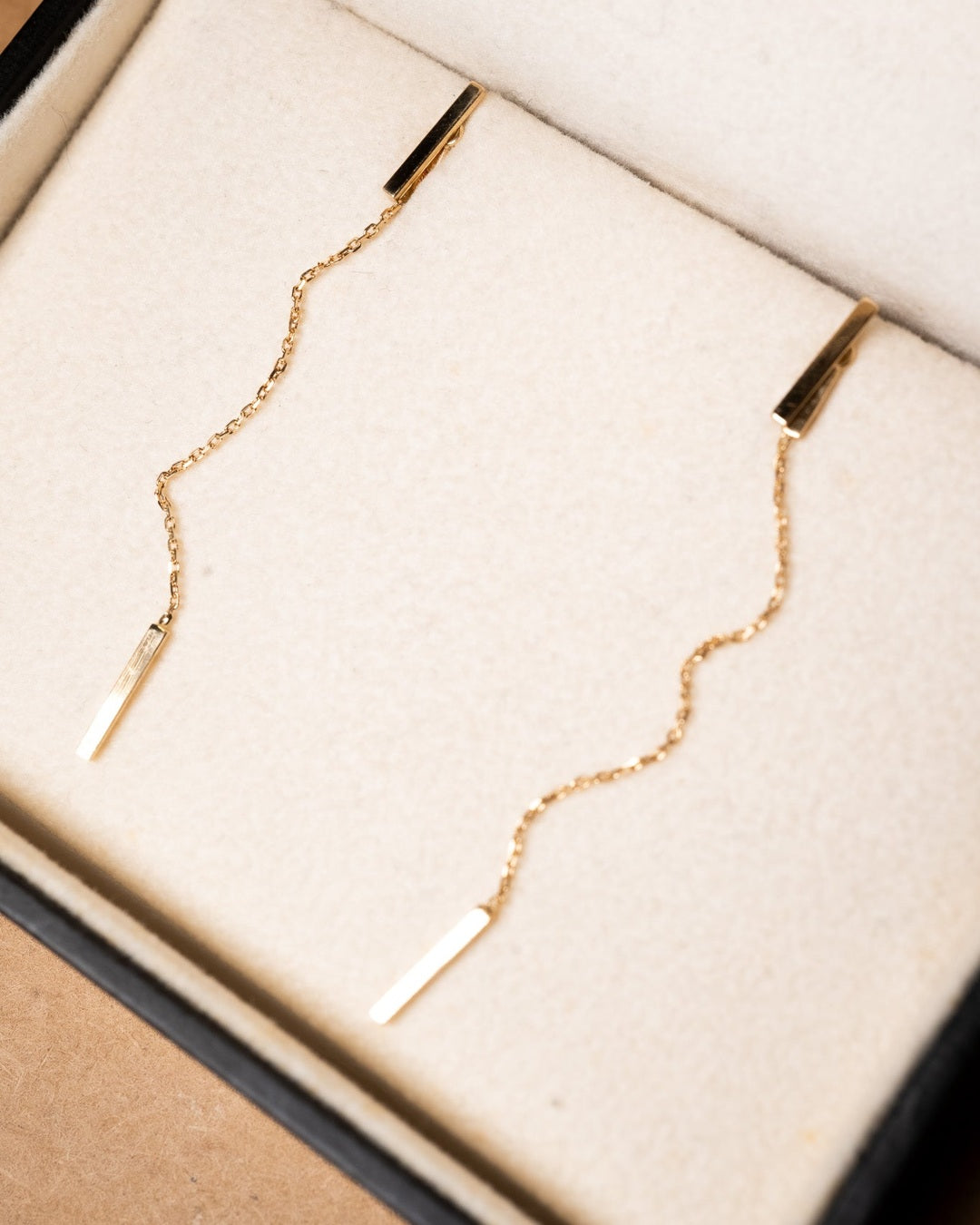 Brincos pendentes de ouro amarelo com 5.3cm de comprimento e 0.2cm de largura. Peso 1.5g.