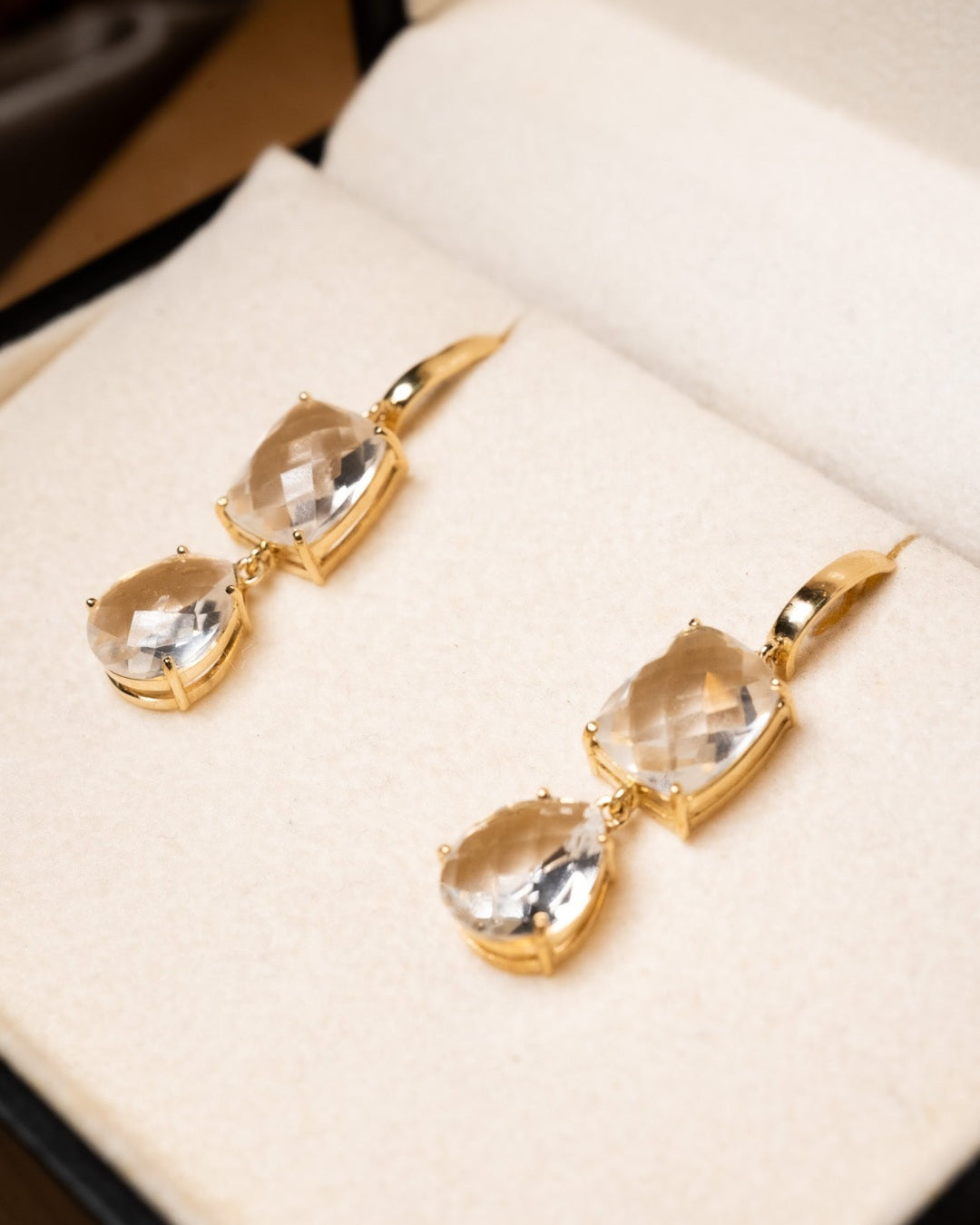 Brincos Vivara coleção Chagall de ouro amarelo com quartzos transparentes. Medem 3.6cm x 0.9cm e pesam 5.2g.