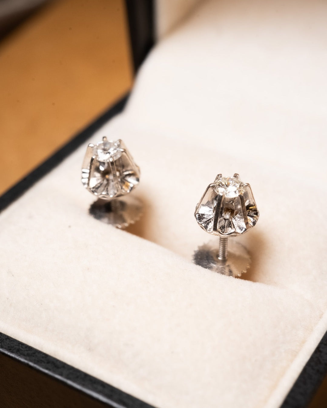 Brincos solitário vintage em ouro branco com 2 diamantes de 0.25 pontos cada. Diâmetro de 0.7cm e peso de 2.4g.