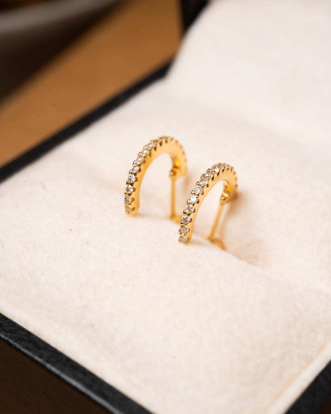 Brincos argola baby de ouro amarelo com diamantes. Medem 1.1cm de comprimento e 0.1cm de largura. Peso 0.8g.