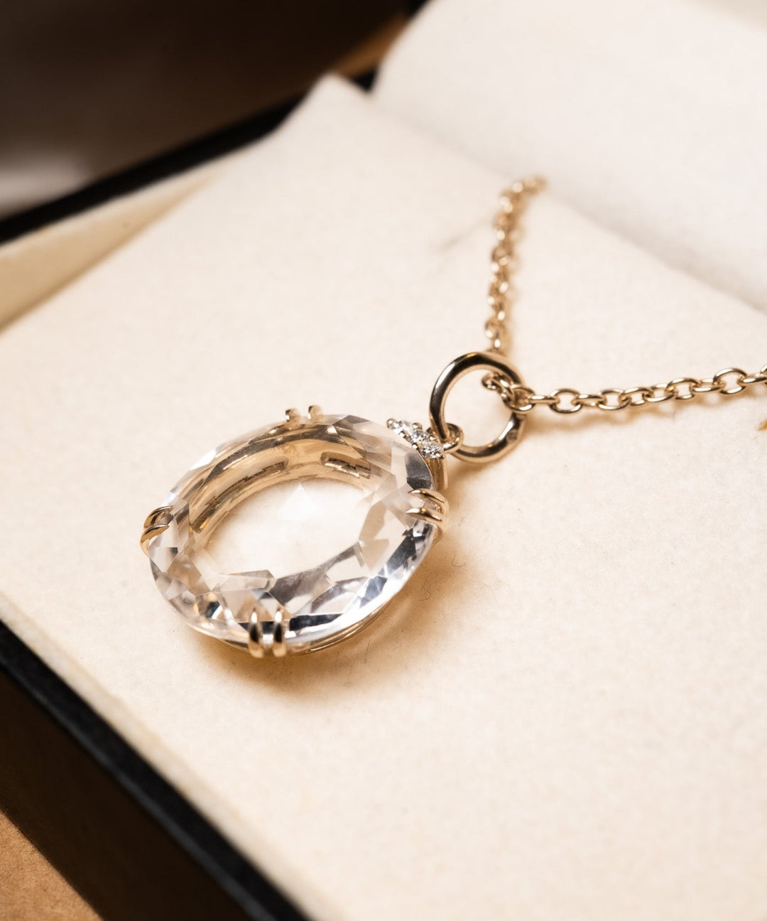 Pingente Hstern de ouro nobre com diamantes. Medidas 2.0x2.0cm. Peso 6.3g.