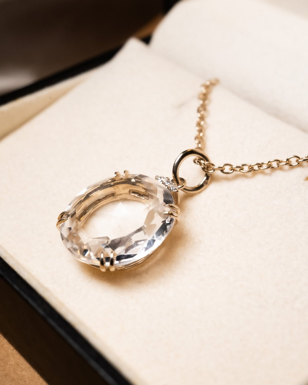 Pingente Hstern de ouro nobre com diamantes. Medidas 2.0x2.0cm. Peso 6.3g.