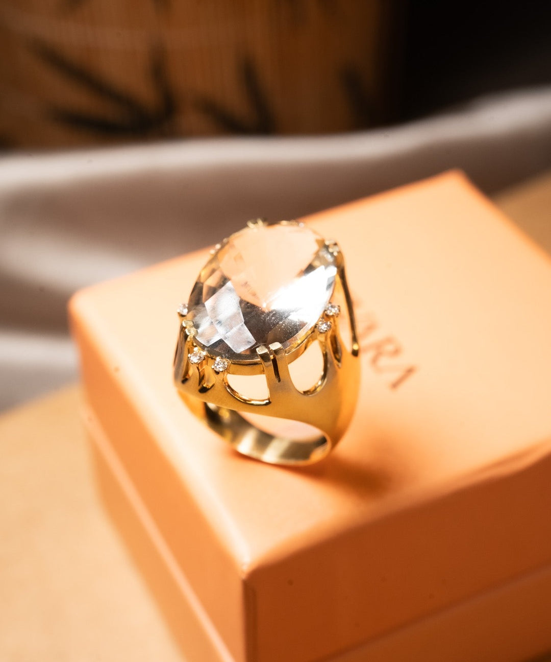 Anel Vivara Rainbow de ouro amarelo com prasiolita e diamantes. Largura 2.4cm. Aro 18. Peso 10.2g.