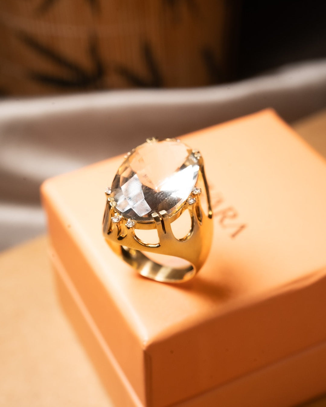 Anel Vivara Rainbow de ouro amarelo com prasiolita e diamantes. Largura 2.4cm. Aro 18. Peso 10.2g.