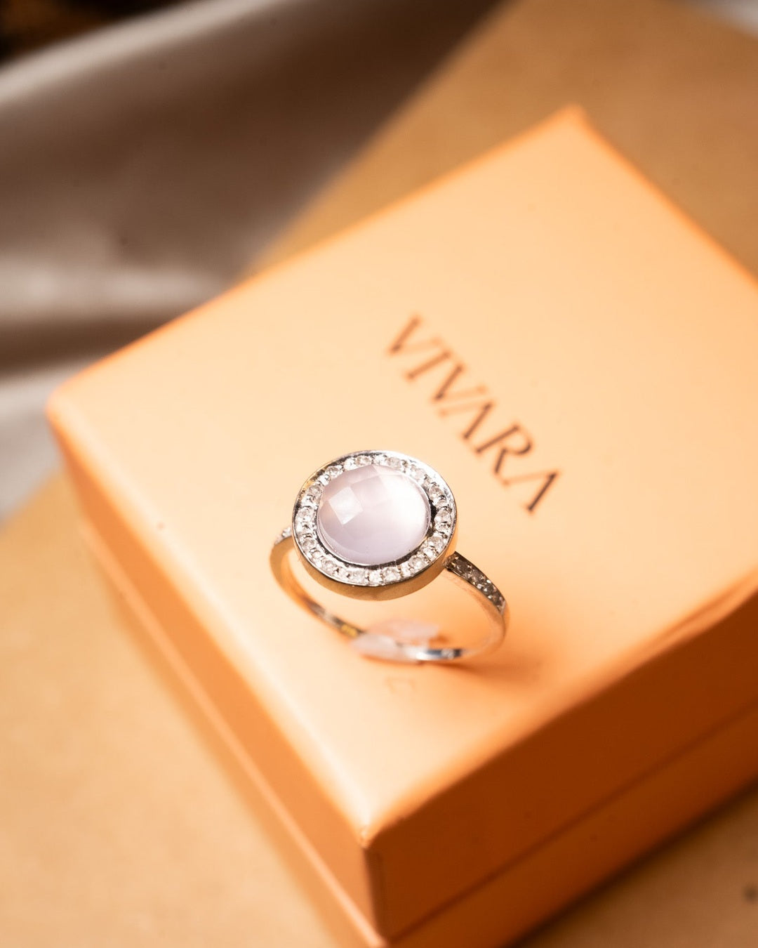 Anel Vivara Life de ouro branco com quartzo rosa e diamantes. Largura 1.2cm. Aro 15. Peso 2.9g.