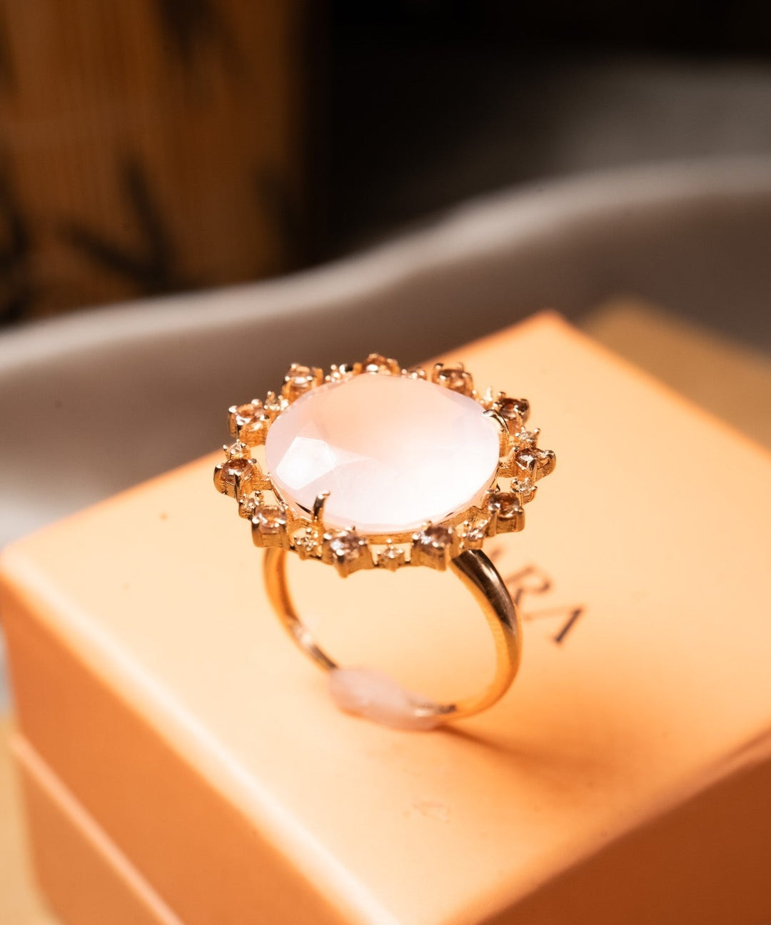 Anel Vivara Antoniette de ouro rose com quartzo rosa e diamantes. Diâmetro 2.2cm. Aro 17. Peso 5.6g.