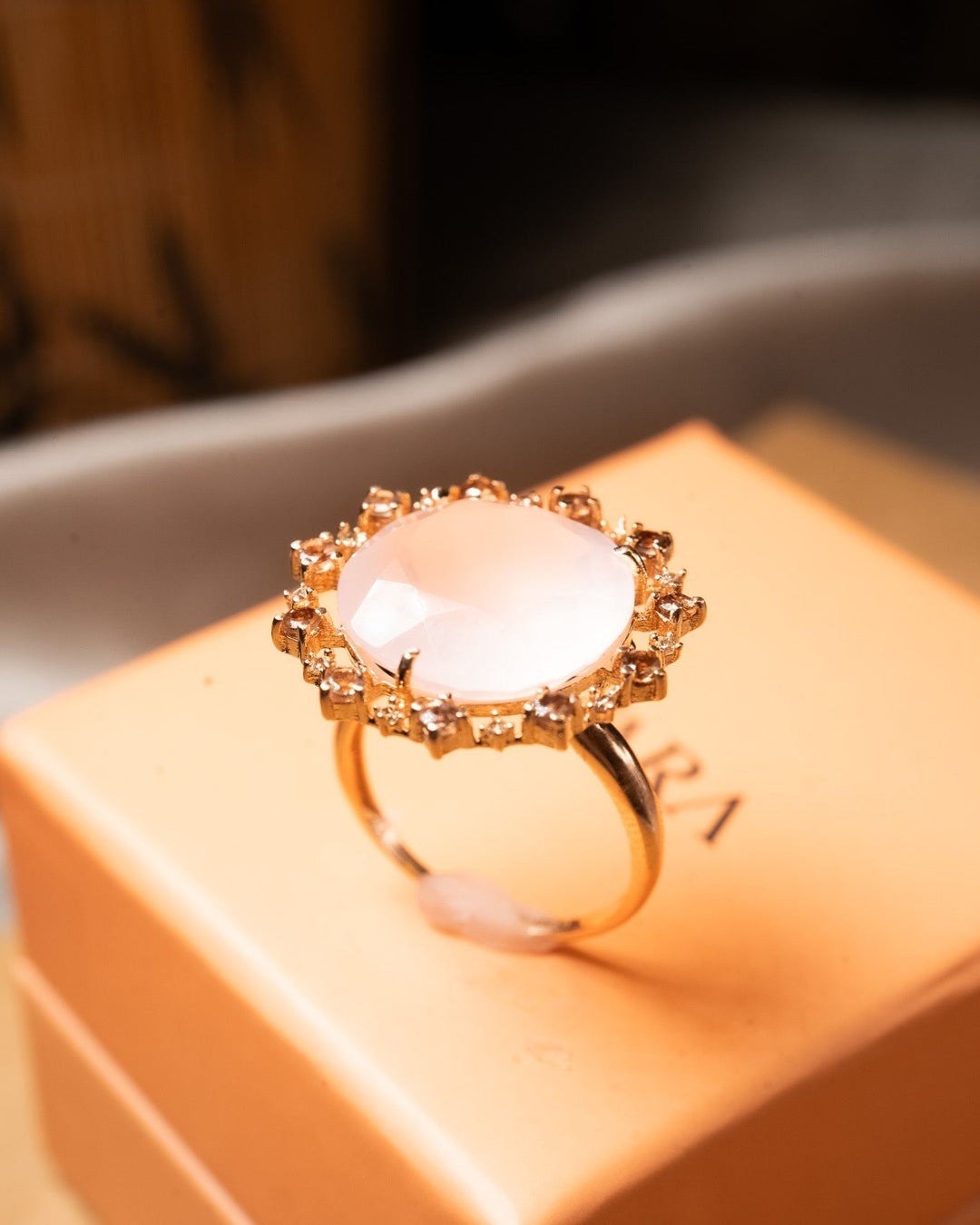 Anel Vivara Antoniette de ouro rose com quartzo rosa e diamantes. Diâmetro 2.2cm. Aro 17. Peso 5.6g.