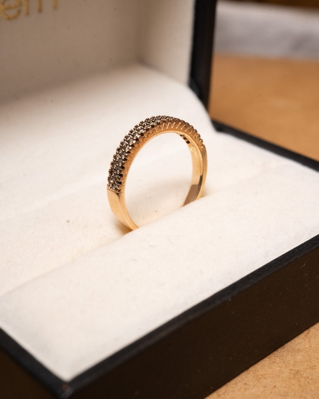 Anel meia aliança em ouro rosê com diamantes brown. Peso 3.1g. Aro 16.