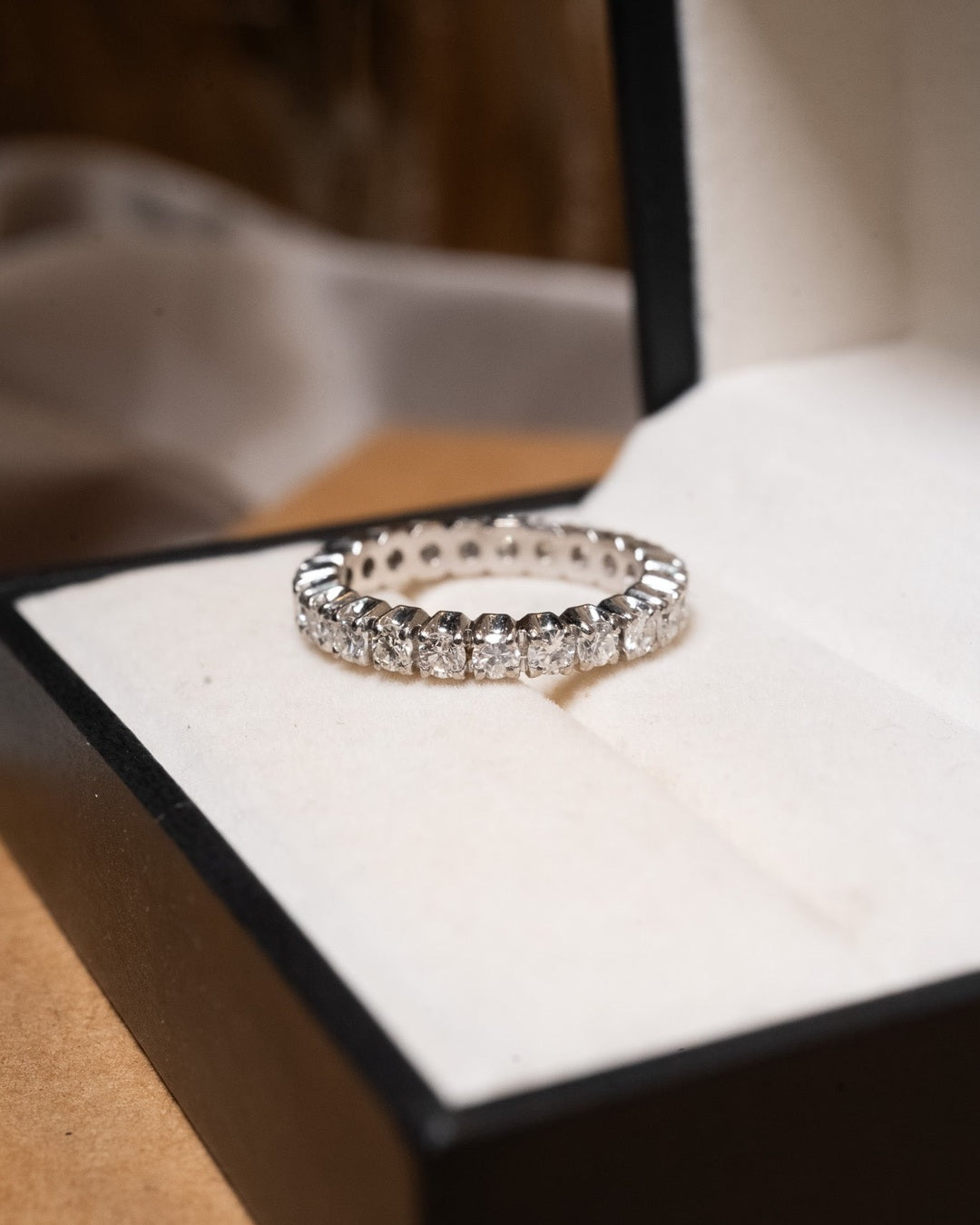 Anel aliança de ouro com 23 diamantes GVVS1 de 0.08 pontos cada totalizando 1.84 quilates e peso de 4.0g.