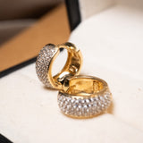 Brincos argolas em ouro amarelo com safiras brancas de 01 ponto. Peso 3.8g. Dimensões 1.3cm comprimento x 0.5cm largura.