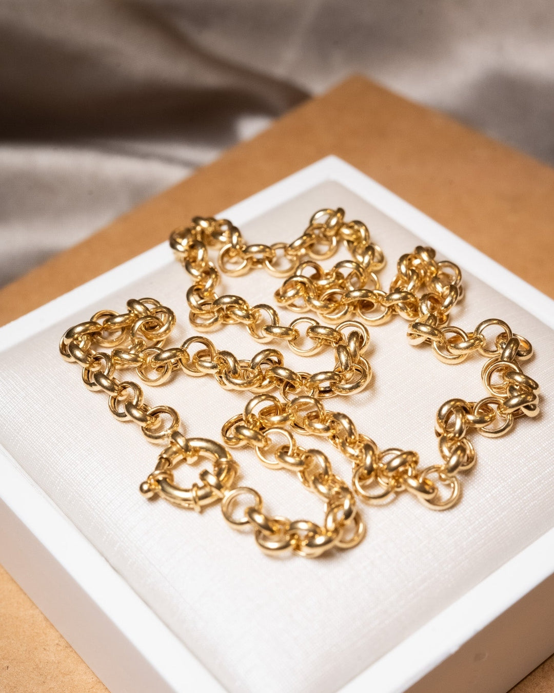 Colar de elos portugueses em ouro amarelo. Comprimento 46cm e espessura 0.5cm. Peso 9.4g.