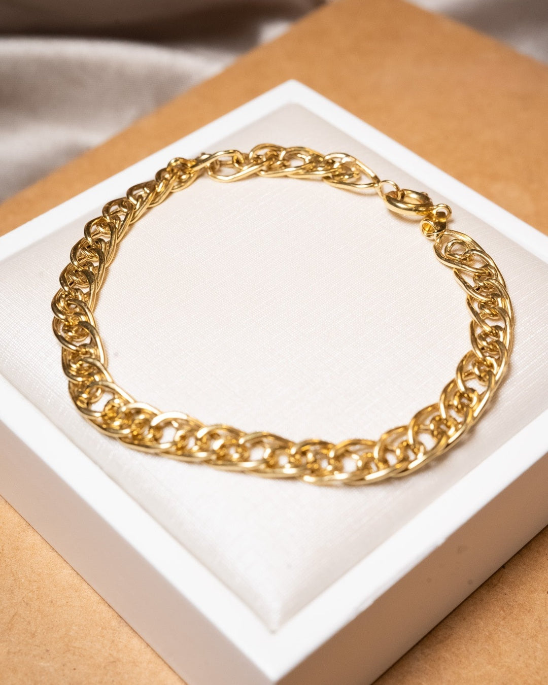 Pulseira grummet em ouro amarelo com 19cm de comprimento e 0.6cm de espessura pesando 5.4g.