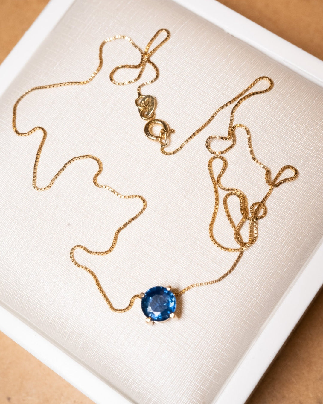 Colar veneziana ponto de luz em ouro amarelo com safira de 0.95ct e peso de 1.6g. Comprimento de 44cm.