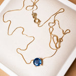 Colar veneziana ponto de luz em ouro amarelo com safira de 0.95ct e peso de 1.6g. Comprimento de 44cm.