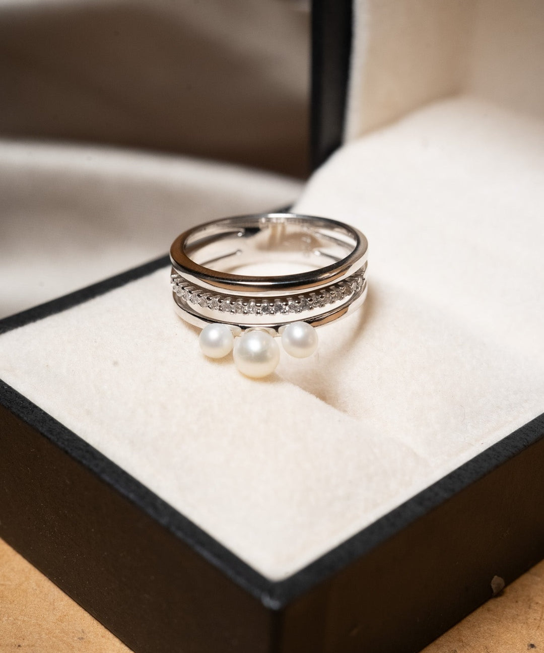 Anel Vivara em ouro branco com diamantes de 0.02ct e pérolas de 0.3 e 0.5cm.