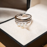 Anel Vivara em ouro branco com diamantes de 0.02ct e pérolas de 0.3 e 0.5cm.