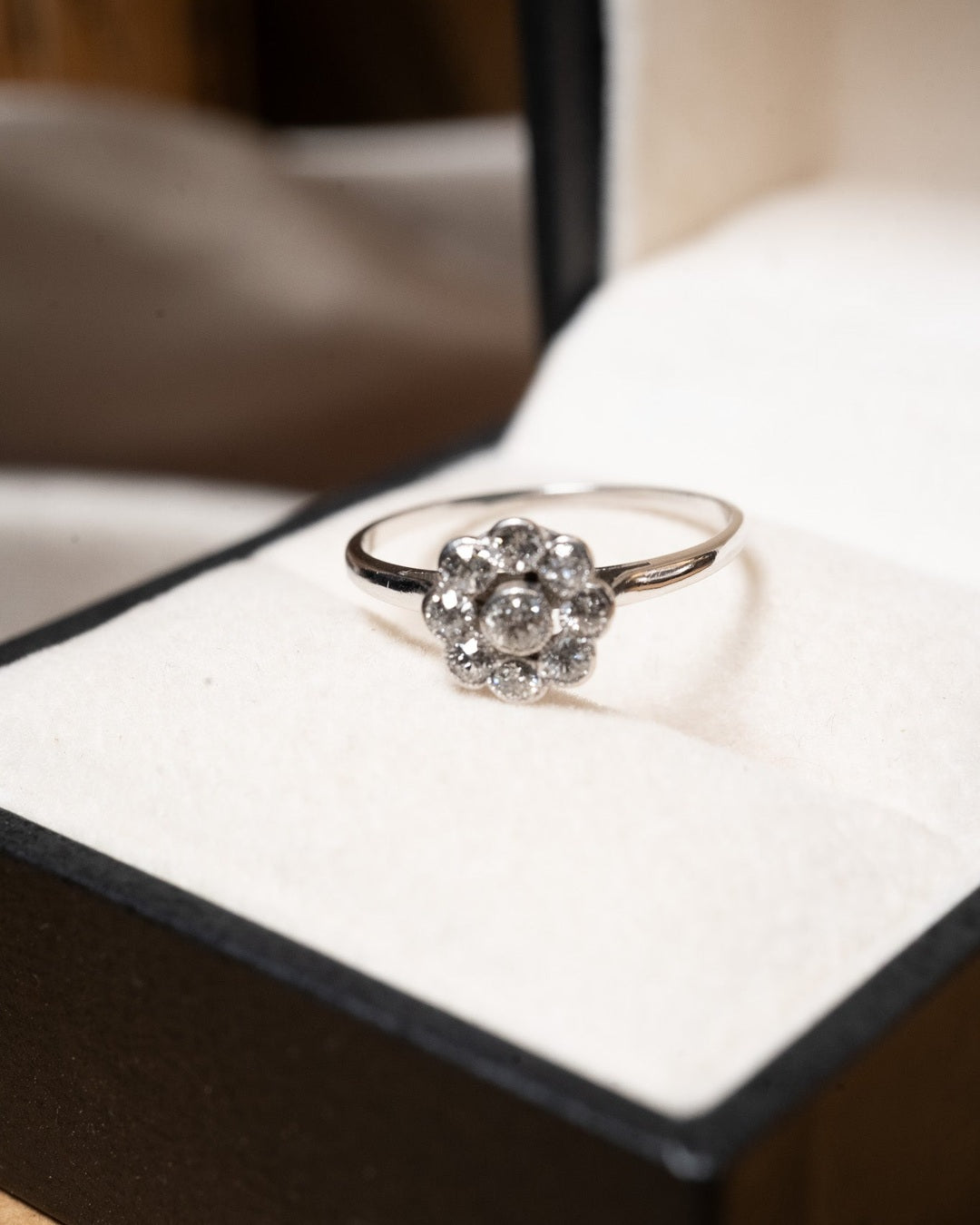 Anel chuveirinho de ouro branco com 1 diamante de 0.07ct e 8 diamantes de 0.05ct. Peso 1.7g. Aro 15.