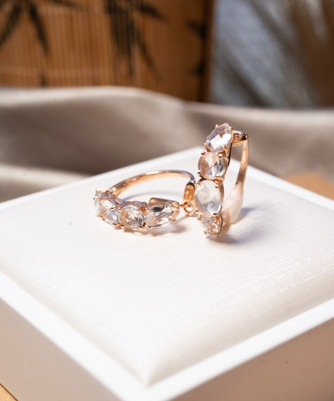 Brincos Vivara coleção Amor em ouro rosê com quartzos rosa. Peso 6.2g e dimensões 2.2cm de comprimento e 0.5cm de largura.
