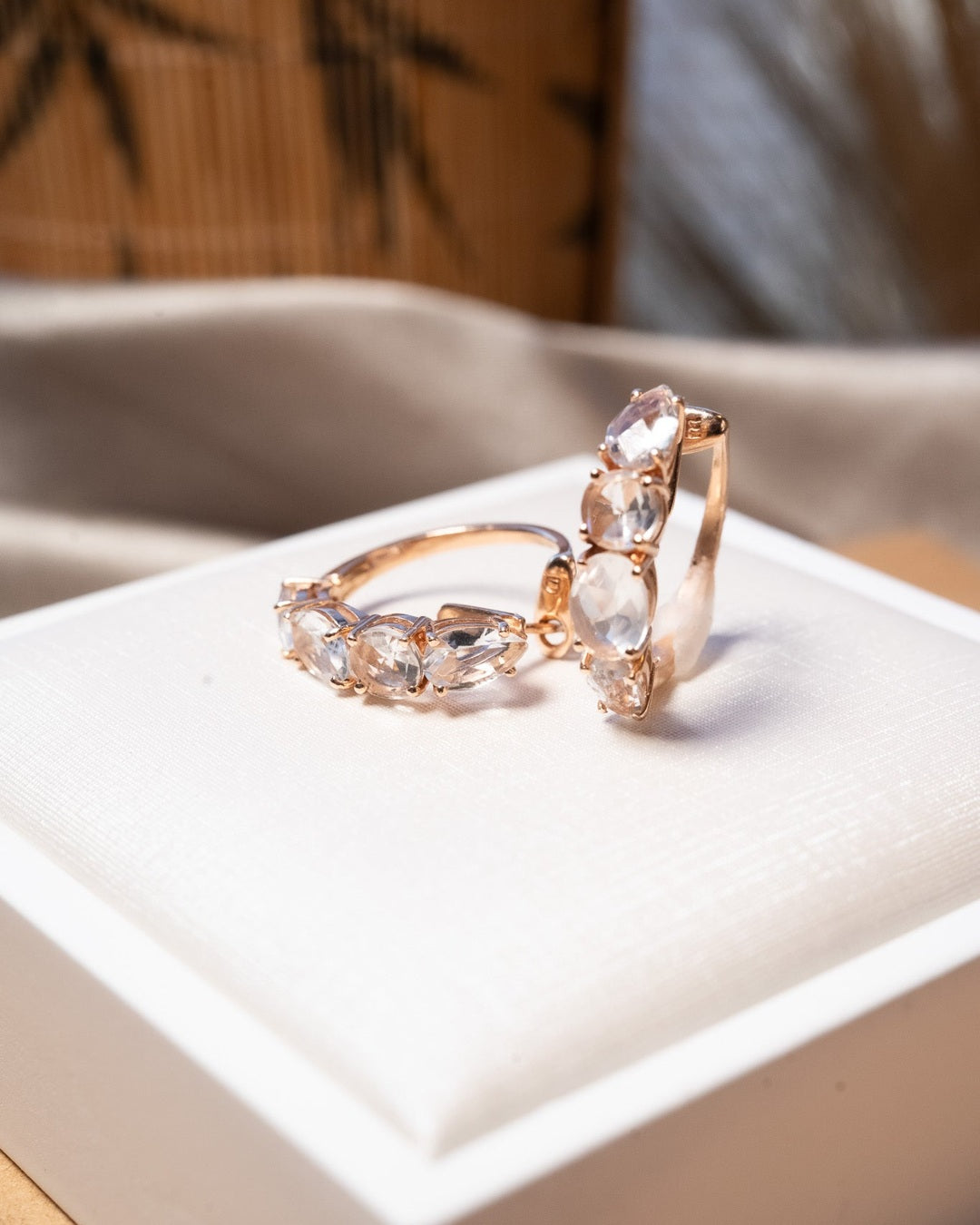 Brincos Vivara coleção Amor em ouro rosê com quartzos rosa. Peso 6.2g e dimensões 2.2cm de comprimento e 0.5cm de largura.