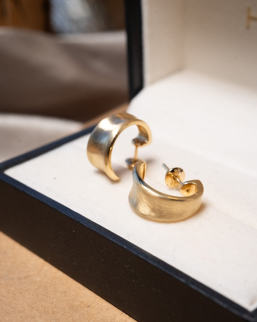 Brincos argolas Vivara em ouro amarelo fosqueado. Peso 4.1g. Dimensões 1.5cm de comprimento e 0.8cm de largura.