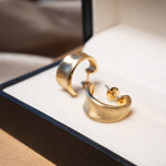 Brincos argolas Vivara em ouro amarelo fosqueado. Peso 4.1g. Dimensões 1.5cm de comprimento e 0.8cm de largura.