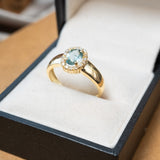 Anel em ouro amarelo com apatita neon de 0.75ct e diamantes de 0.01ct. Peso 3.2g. Aro 23.