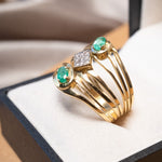 Anel bold em ouro amarelo com esmeraldas ovais de 0.3ct e safiras brancas de 0.02ct.