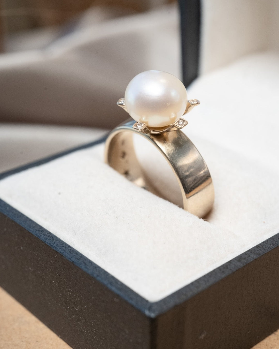 Anel H.Stern em ouro nobre com pérola de 10mm e 5 diamantes de 0.1 pontos.