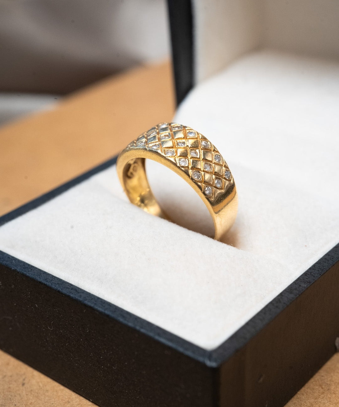 Anel Vivara em ouro amarelo com diamantes de 0.1 pontos e peso de 4.2g. Aro 17.