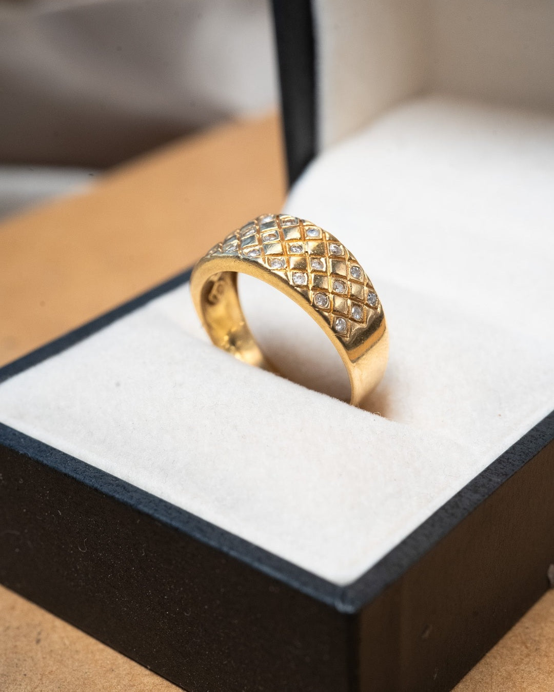 Anel Vivara em ouro amarelo com diamantes de 0.1 pontos e peso de 4.2g. Aro 17.